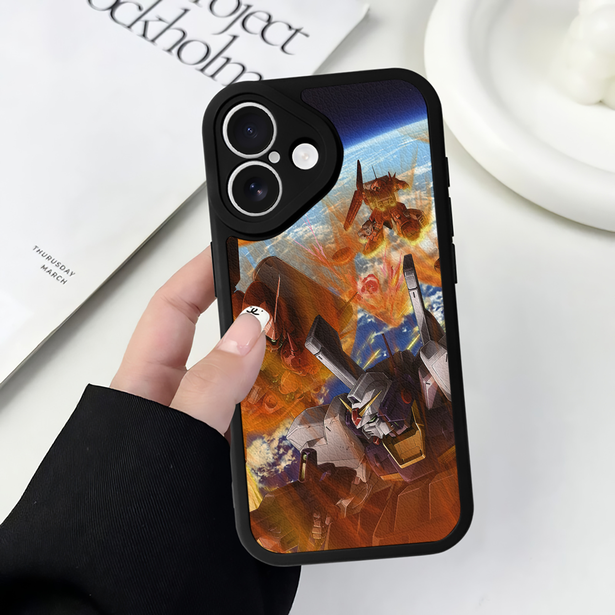 （画像用） 機動戦士ガンダム Mobile Suit Gundam 【iPhone 16シリーズ対応】シリコンスマホケース（レザー調） 材質：シリコン